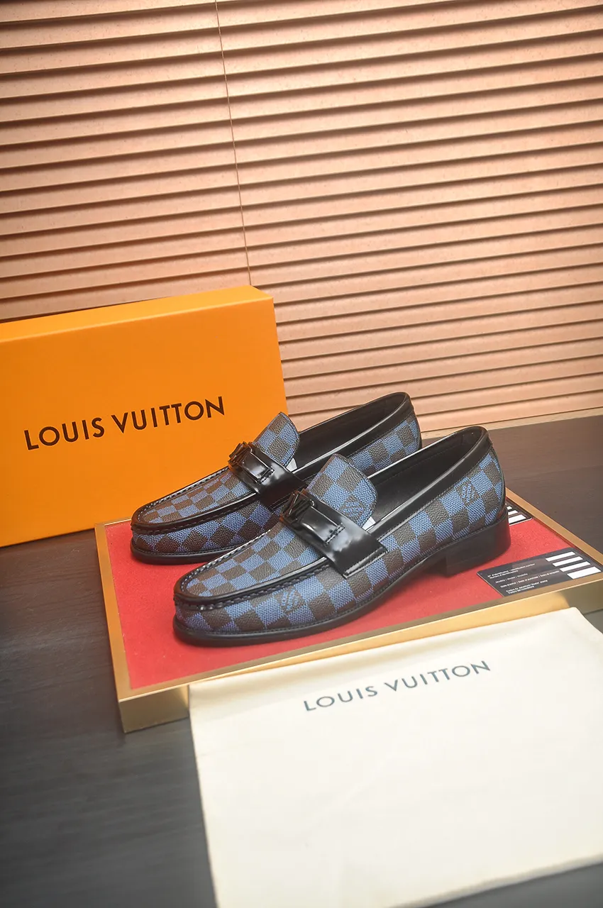 Men's men's shoes 💰540💶 [LV] (original single cowhide lining) 🍀LV's latest genuine leather business suit shoes are launched simultaneously on the official website. The first-layer cowhide imported from Italy is made of heavy gold, 💥official website 1:1 rubber outsole. Versatile to wear, high-end without losing class, and the color combination is extraordinary. This four-season style is alluring when worn on your feet, showing off your big-name flair. Standard code 39-45 (45 customized)